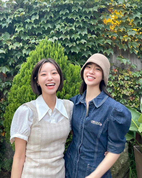 KARA Youngji Heo with her sister
