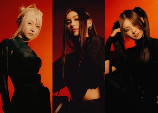 Everglow members Onda, Yiren, and Aisha