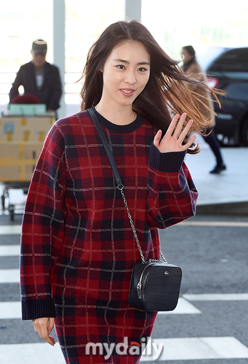 อียอนฮีที่สนามบินเพื่อเดินทางไปฝรั่งเศส (12.10.2018) – Lee Yeon Hee