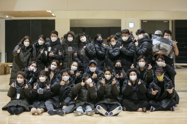 Aktor Joo Won Hadiahkan 100 Jaket Padding Kepada Aktor dan Staf Drama Musikal "Ghost" 2 0000875837 001 20201204100133725