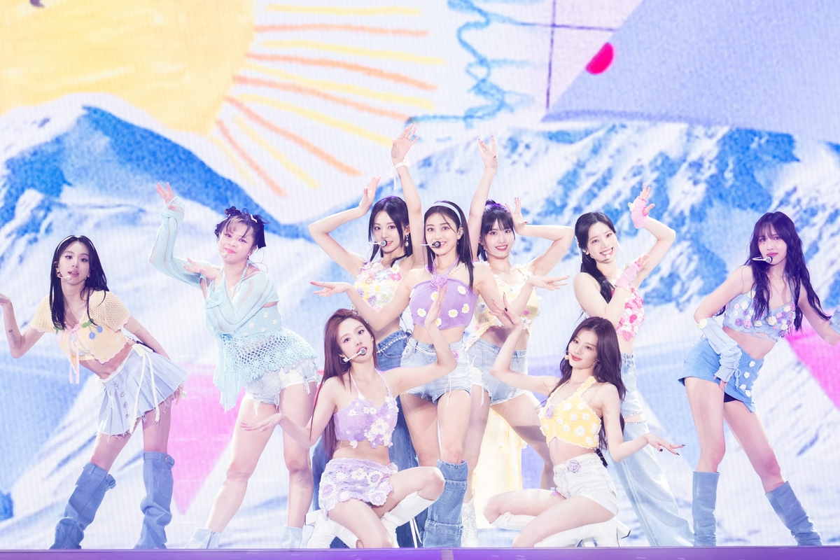 <b>트와이스</b>, 내년 日 <b>닛산</b> 스타디움 <b>입성</b>…동방신기 이어 두 번째