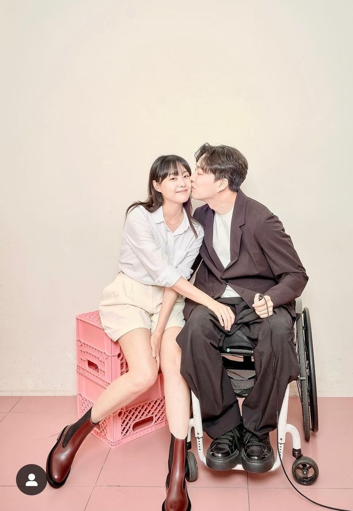 시크릿 <b>송지은</b>, <b>유튜버 박위</b>와 열애…"내 삶의 선물"