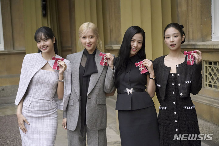 <b>블랙핑크</b> 네 멤버, YG와 계약 않기로…"<b>그룹</b> 활동만 함께"