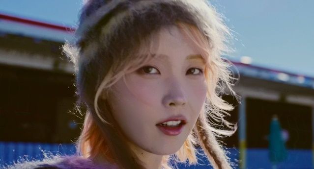 <b>아이유</b> 신곡 뮤비에 '<b>트위티</b> 버드' 나온다…"걔는 <b>홀씨</b>가 됐다구"