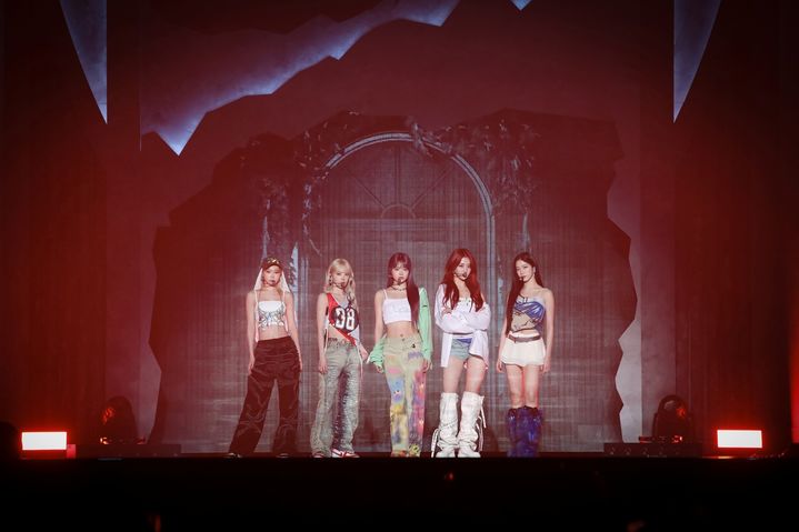 <b>르세라핌</b>, '이지' 컴백 <b>쇼케이스</b> 성료…"'피어나'보니 긴장 다 풀려"
