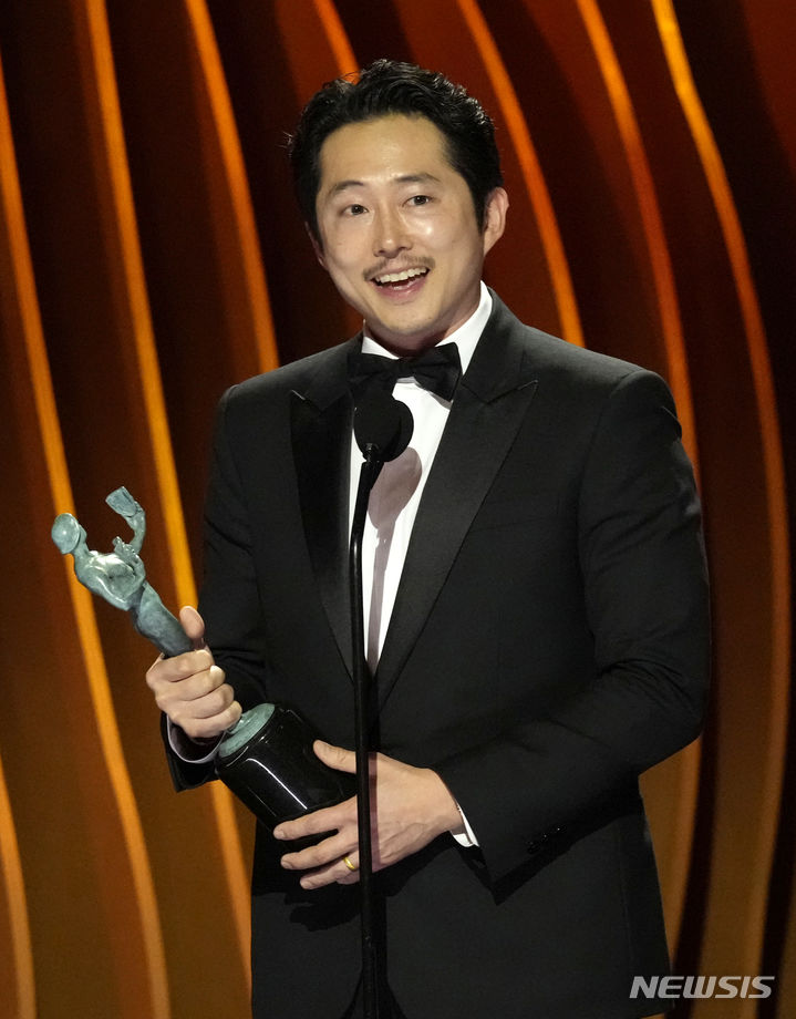 <b>스티븐</b>연, 美 <b>배우조합상</b>까지…4개상 석권