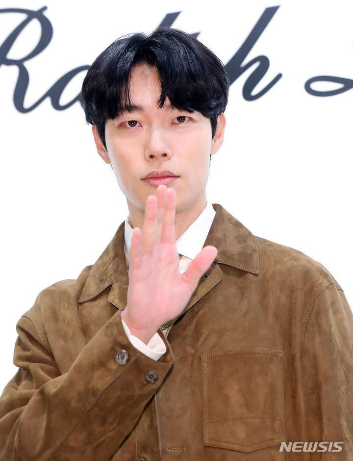 <b>류준열</b> 열애 불똥…<b>그린피스</b> "<b>홍보대사</b> 내규 검토"