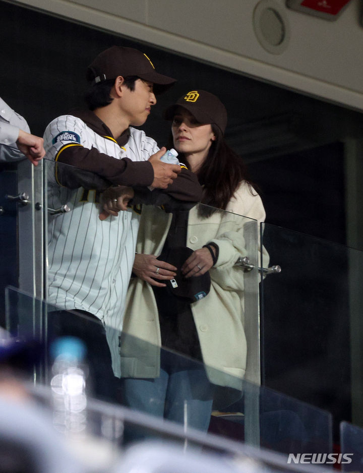 <b>손예진</b>·<b>현빈</b>부터 <b>송중기</b> 부부까지…MLB 직관