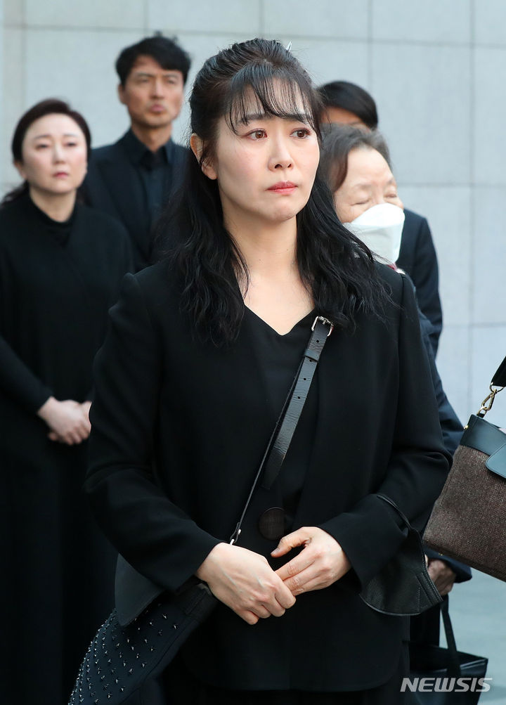 '<b>남일우</b> 발인' 며느리 김지영, 황망한 심정