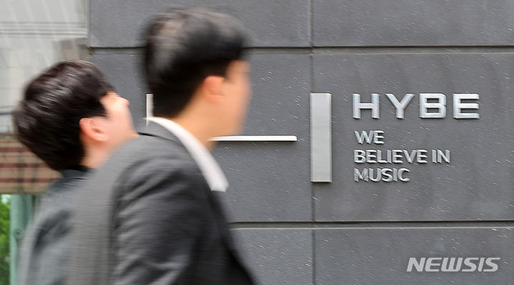 <b>어도어</b> "내달 말까지 <b>주총</b> 열릴 것"…하이브 "일정대로 되길"(종합)