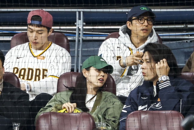 손예진현빈 뒤에 <b>공유</b>·이동욱…MLB 직관[포착]