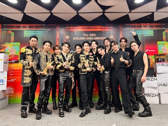 <b>세븐틴</b>, ‘<b>골든디스크</b>’ <b>4관왕</b>...주요 시상식 대상 싹쓸이