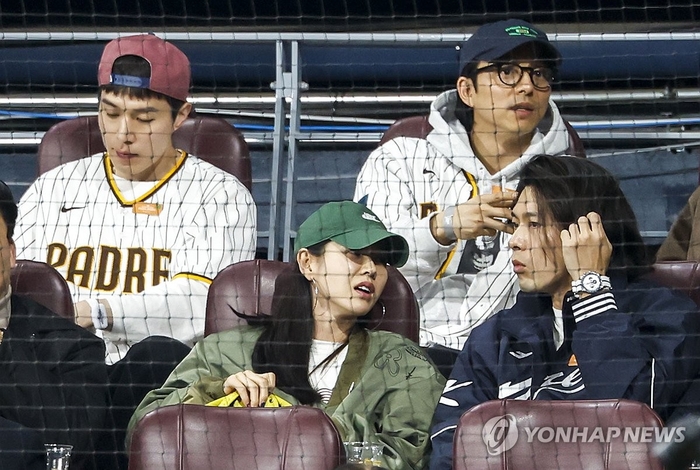 <b>현빈</b><b>손예진</b>→<b>송중기</b>케이티 야구장 데이트 포착