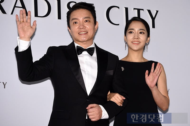 "첫 챕터 끝"…<b>이범수</b>·<b>이윤진</b> 결별설, 소속사 "이혼 <b>아냐</b>"