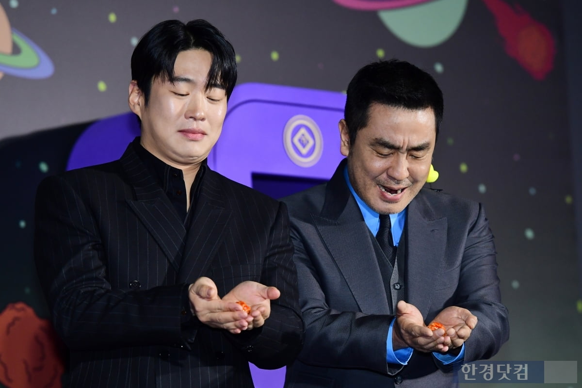 [포토] 안재홍-<b>류승룡</b>, '<b>닭강정</b>으로 변하다니'