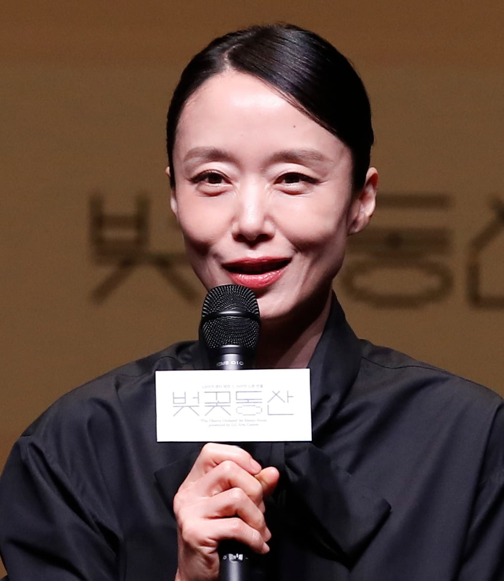 '<b>벚꽃동산</b>' <b>전도연</b>의 자신감 "실수하겠지만 예쁘게 봐주시겠죠"