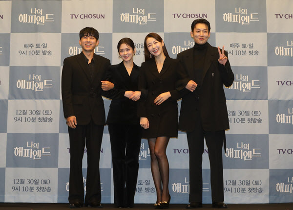 감독 꽈당 "대박 징조"…<b>장나라</b>X<b>손호준</b>, 부부로 또 만났다 [종합]