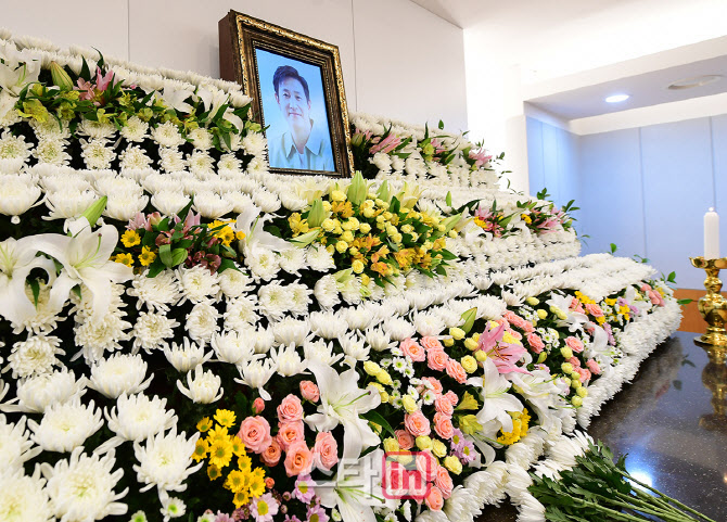 <b>오대환</b>, 故 이선균 추모…"허망하고 화나"