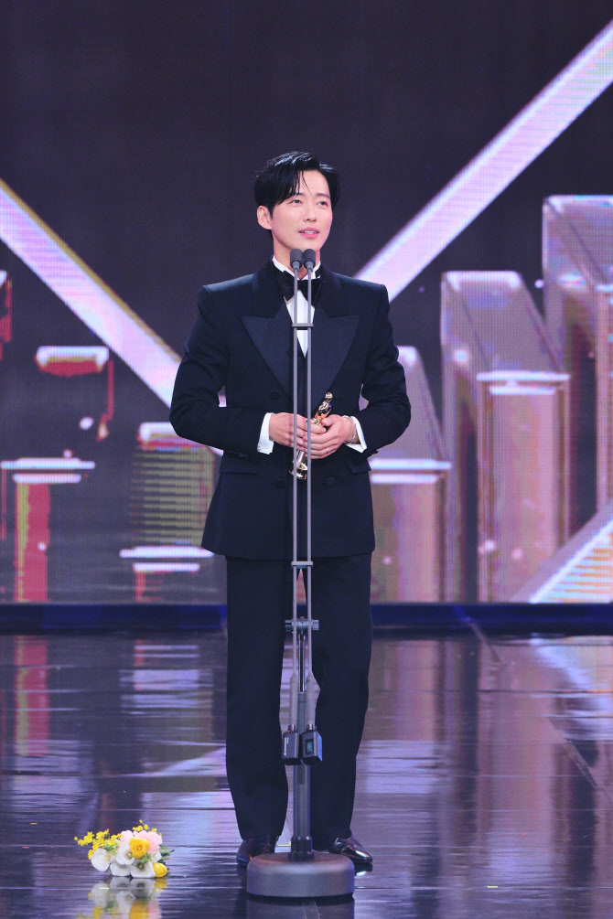 어차피 <b>대상</b>은 <b>남궁민</b>…'MBC <b>연기대상</b>', '연인'으로 체면 살았다[스타in 포커...