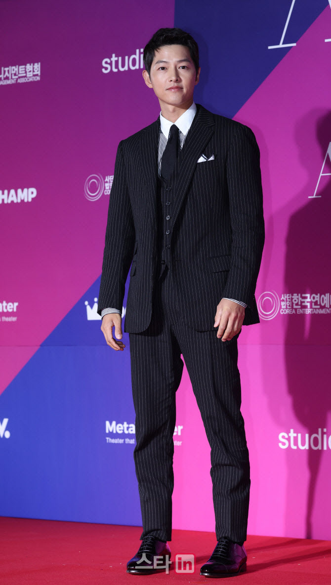<b>송중기</b>, 안방 복귀하나…"'마이 <b>유스</b>' 검토 중인 작품 중 하나"