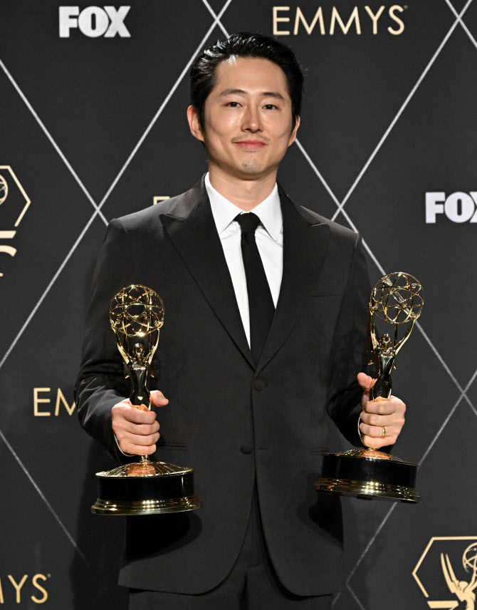 '성난 <b>사람들</b>' <b>스티븐</b> 연 "에미상 8관왕 예상 못해"