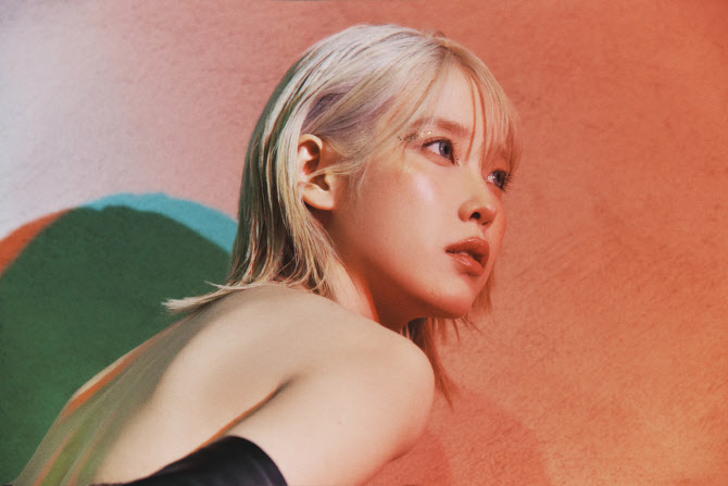 [Today 신곡]'<b>30대</b> 첫 <b>앨범</b>' <b>아이유</b> "지독하다 싶을 정도로 승리 노래"