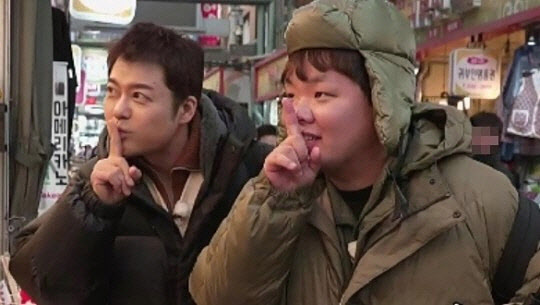 <b>전현무</b>, 이재용 회장 따라잡기… 어묵집서 '쉿' 재현