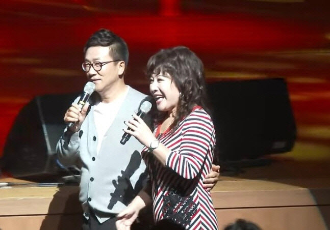 <b>유영재</b> '나쁜 손' 재조명… 노사연 허리 감싸고 손 만지작