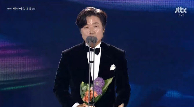 <b>나영석</b>, 유재석·기안84 제치고 TV 부문 <b>예능상</b>…"죄송스러워" [60th 백상]