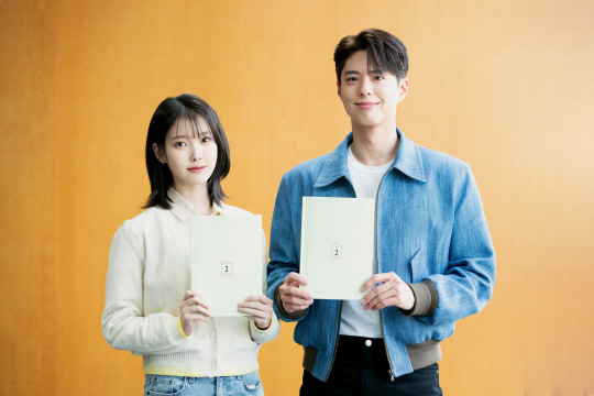 <b>아이유</b>·박보검 주연 ‘<b>폭싹</b> 속았수다’, <b>넷플릭스</b>로 간다