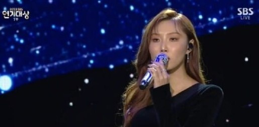 <b>화사</b>, 故이선균 추모 무대 변경…신동엽 "최근 가슴아픈 일" [SBS<b>연기대상</b>]