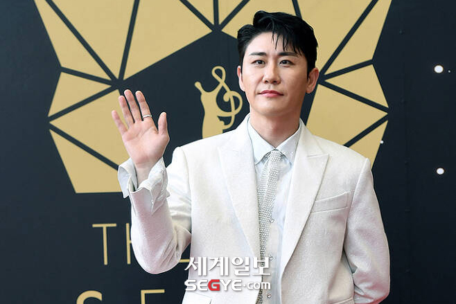 <b>영탁</b>, <b>어비스컴퍼니와 전속계약</b>…선미·산다라박과 한솥밥