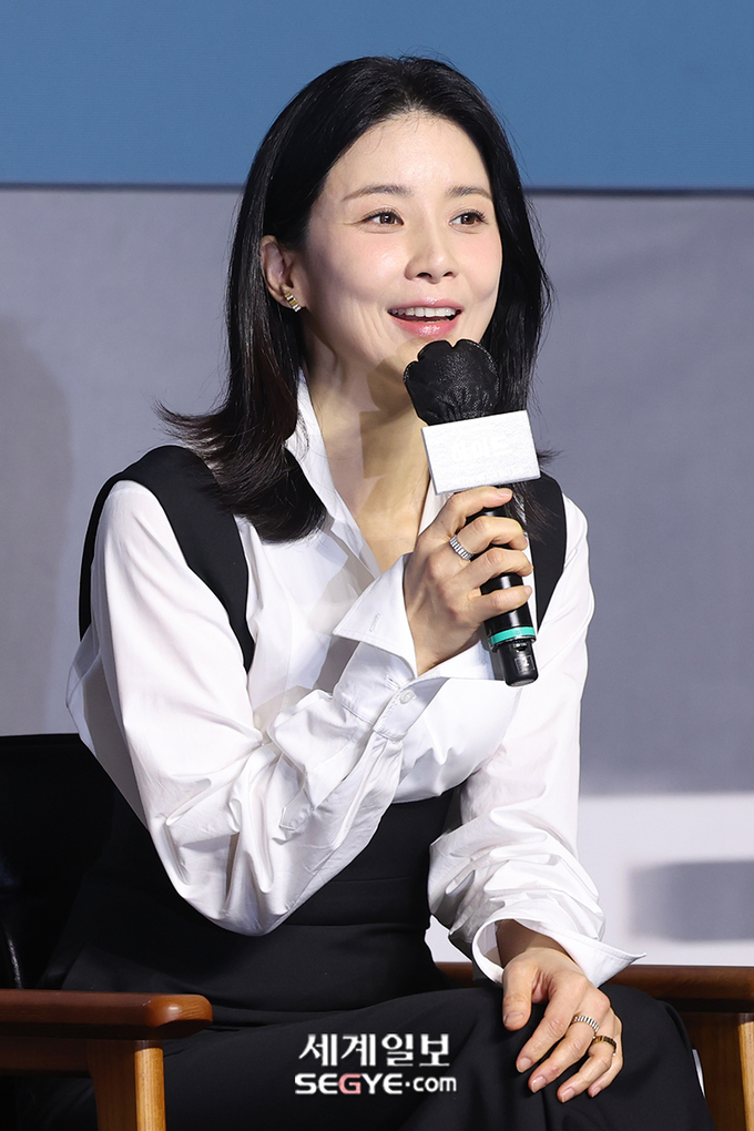 [포토] <b>이보영</b> '<b>하이드</b> 기대하세요!'