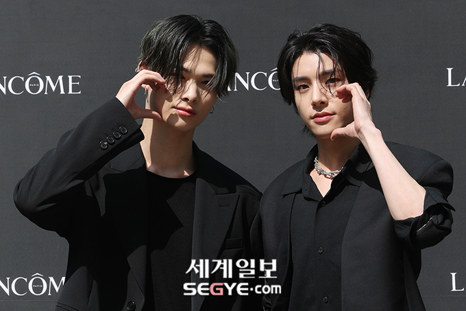 [포토] <b>엔하이픈 니키</b>-<b>제이크</b> '멋짐 폭발'