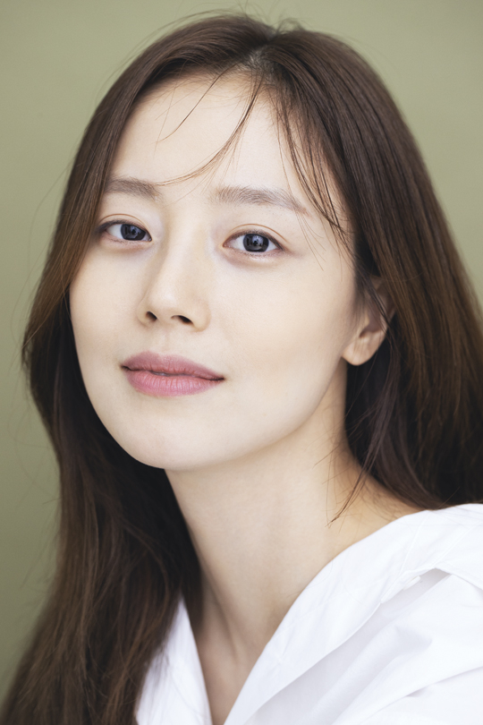 <b>문채원</b>, <b>아이오케이와 재계약</b>…“아름다운 동행, 전폭지원 약속”