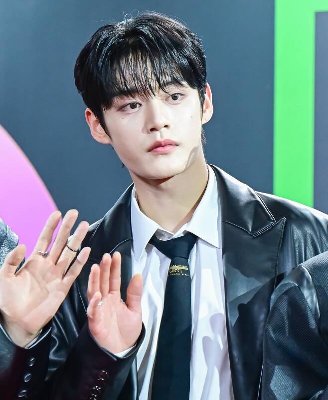 '욕설 의혹' <b>제베원</b> <b>김지웅</b>, 탈퇴 시위까지..."난 떳떳해" 결백 호소