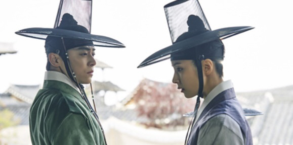 '세작' 오늘(21일) 첫방..'남장여자' <b>신세경</b> 바라보는 <b>조정석</b> '호기심VS당혹'