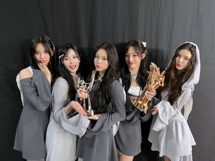 2023년 휩쓴 뉴<b>진스</b> '<b>골든디스크</b>' <b>음원</b> 대상 등 2관왕