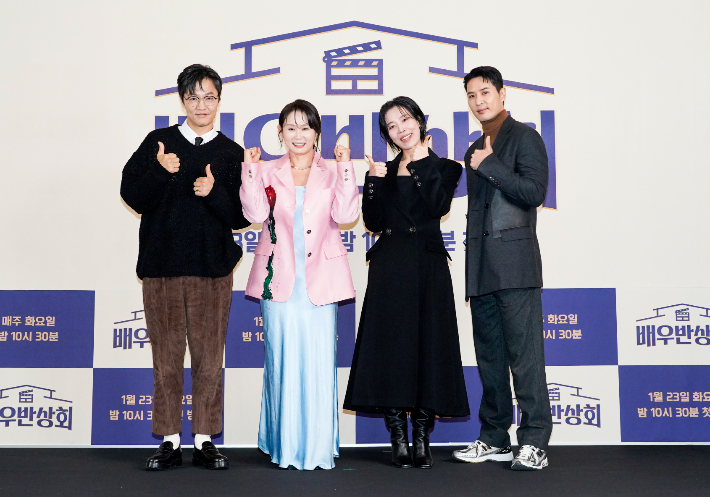 [현장EN:]"NG 없는 1인극" <b>김선영</b>→김지석 '<b>배우반상회</b>' 자신감