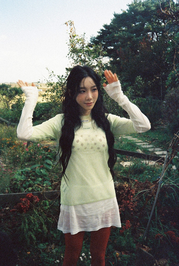 발매 두 달 된 <b>태연</b> '투 엑스', 인기 여전…<b>음악방송 3관왕</b>