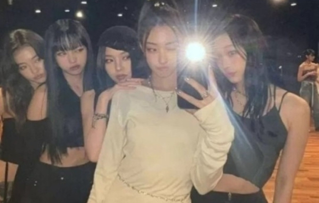 정용진 부회장 조카, <b>테디</b> 소속사 <b>걸그룹</b> 데뷔 임박?