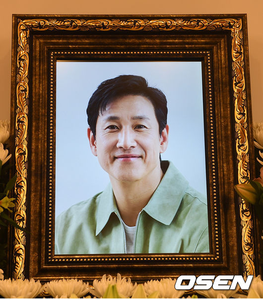 영정 속 활짝 웃은 이선균, 적막한 빈소..<b>김성철</b>·유재명 조문 [종합]