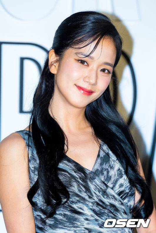 <b>블랙핑크</b> 지수, <b>친오빠</b> 손 잡고 개인 활동할까..<b>엔터사</b> 채용 공고 ‘눈길’