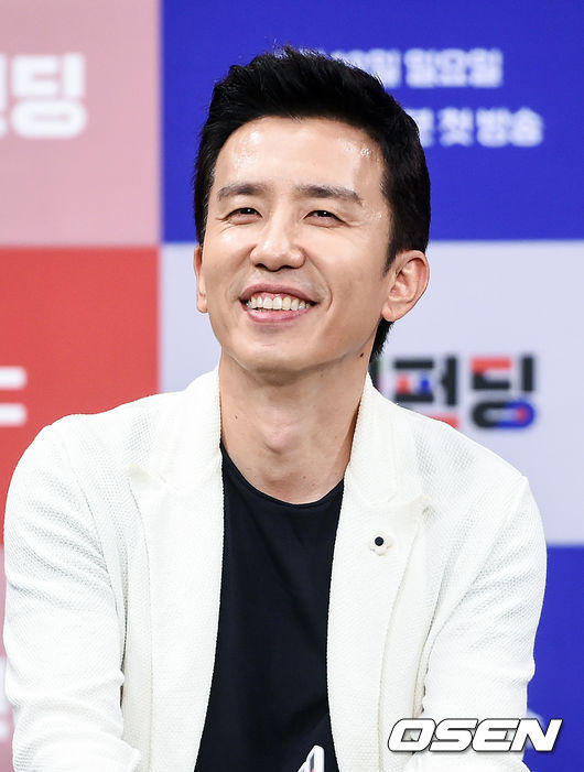 ‘표절 의혹’ <b>유희열</b>, 1년만 근황..“<b>유재석과</b> 규현 <b>뮤지컬</b> 관람”(‘핑계고...