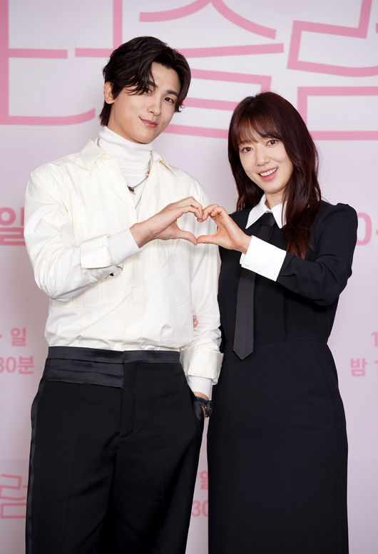 '11년만 호흡' <b>박신혜</b>X박형식, '과속방지턱' 힐링 로코 '<b>닥터슬럼프</b>' [종합]