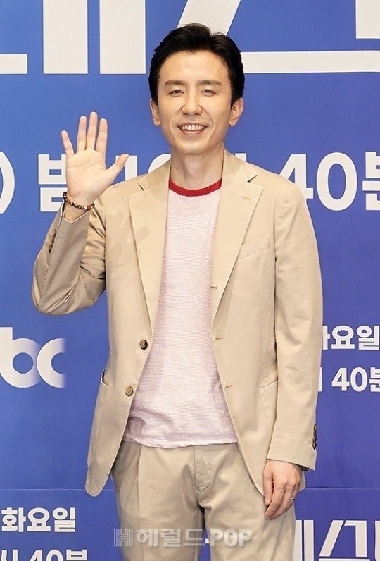 <b>유희열</b>, 표절 논란 1년 만 근황..'핑계고' 심사위원→규현 <b>뮤지컬</b> 관람('핑계...