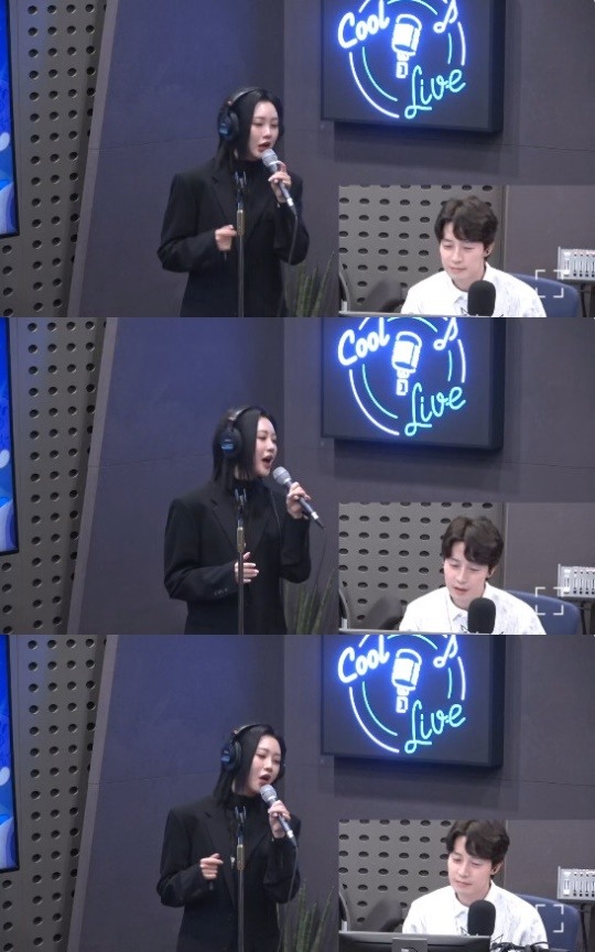 '<b>라디오쇼</b>' 홍지윤, 엎어진 <b>허경환</b>과의 듀엣 "처음 시안에 유행어 너무 많았다...