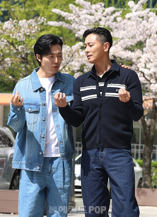 [포토]<b>주지훈</b>-<b>이무생</b>, <b>만두</b>의 기운을 모아서