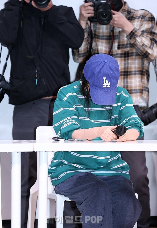 [포토]<b>고개 숙인 민희진 대표</b>