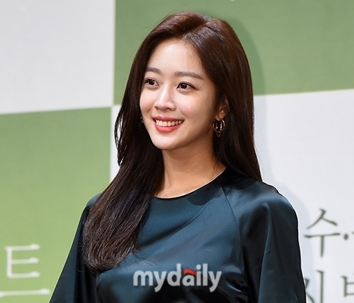 [단독] '<b>엑스와이지</b> 전속계약' <b>조보아</b>, 2024년 드라마+예능 열일예약…바쁘다...